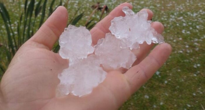 Chuva de granizo causa destelhamento de casas e queda de parreirais em Nova Pádua