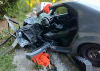 Acidente entre carro e caminhão deixa motorista ferido em Picada Café