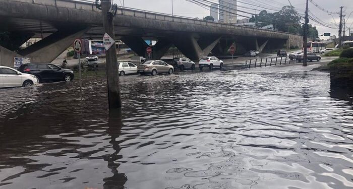 Temporal de ontem que atingiu grande parte da Serra, continua causando transtornos em Caxias do Sul