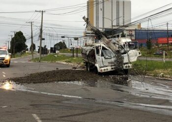 Batida de caminhão num poste, acaba deixando semafáros desligados entre Caxias do Sul e Farroupilha