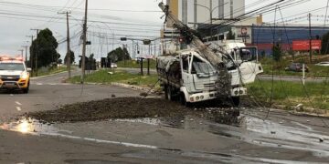 Batida de caminhão num poste, acaba deixando semafáros desligados entre Caxias do Sul e Farroupilha