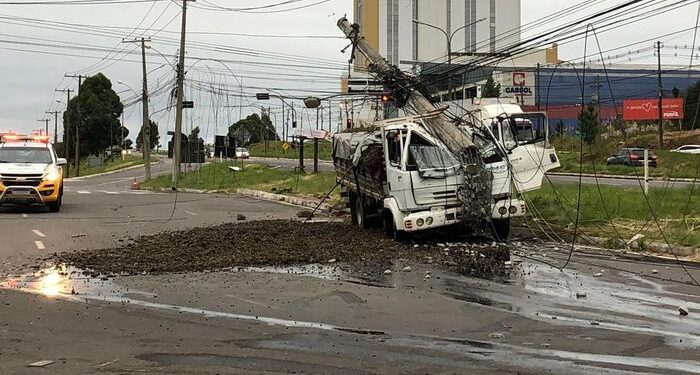 Batida de caminhão num poste, acaba deixando semafáros desligados entre Caxias do Sul e Farroupilha