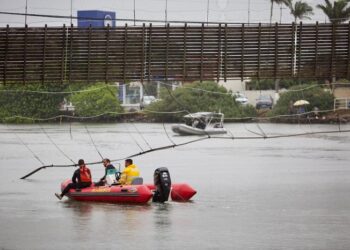 Rompimento de ponte pênsil, derruba dezenas de pessoas na água em Torres.