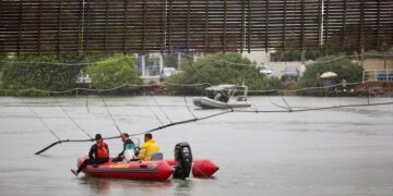 Rompimento de ponte pênsil, derruba dezenas de pessoas na água em Torres.