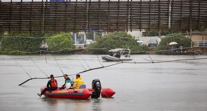 Rompimento de ponte pênsil, derruba dezenas de pessoas na água em Torres.