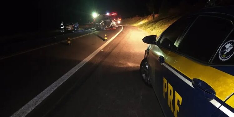 Acidente com três veículos deixa um morto e quatro feridos em Campestre da Serra, diz PRF