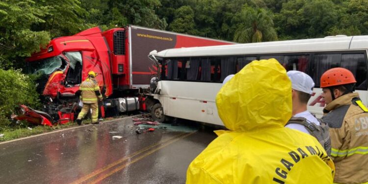 Grave acidente em Flores da Cunha deixa ao menos 15 feridos