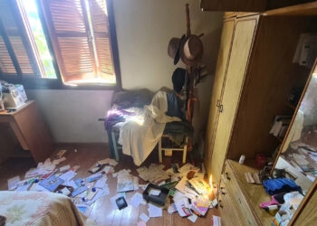 HOMEM ENCAPUZADO INVADE CASA NA LINHA PARANAGUÁ DEIXA MULHER TRANCADA NO QUARTO E ROUBA R$ 400,00 REAIS