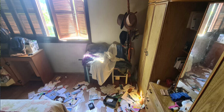 HOMEM ENCAPUZADO INVADE CASA NA LINHA PARANAGUÁ DEIXA MULHER TRANCADA NO QUARTO E ROUBA R$ 400,00 REAIS