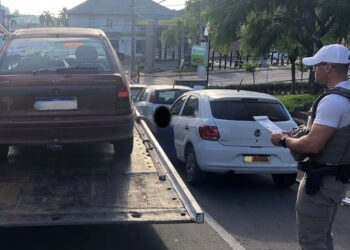 VEÍCULO COM IPVA VENCIDO É ABORDADO PELA BM E RECOLHIDO PELO GUINCHO EM NOVA ROMA DO SUL