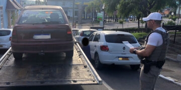 VEÍCULO COM IPVA VENCIDO É ABORDADO PELA BM E RECOLHIDO PELO GUINCHO EM NOVA ROMA DO SUL