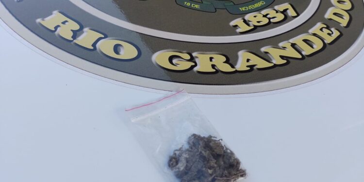 Homem de 23 anos é pego pela BM com droga na mochila em Nova Roma do Sul