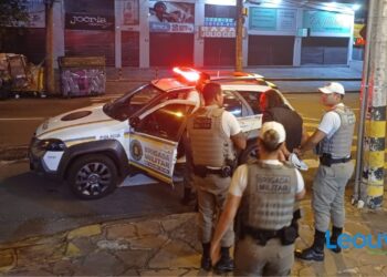 Briga entre moradores de rua, termina com vidraça de lancheria quebrada