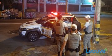 Briga entre moradores de rua, termina com vidraça de lancheria quebrada