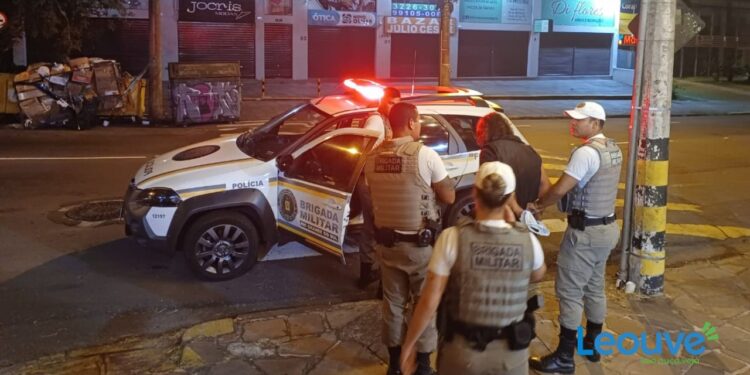 Briga entre moradores de rua, termina com vidraça de lancheria quebrada