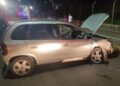 Veículo colide contra um poste, e duas pessoas ficam feridas nessa colisão em Bento Gonçalves