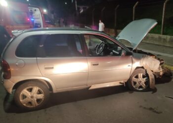 Veículo colide contra um poste, e duas pessoas ficam feridas nessa colisão em Bento Gonçalves