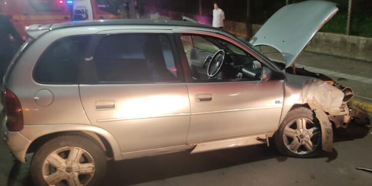 Veículo colide contra um poste, e duas pessoas ficam feridas nessa colisão em Bento Gonçalves
