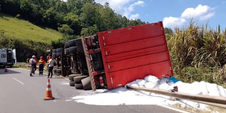 Carreta carregada de polietileno tomba na ERS-122, chamada curva da morte em Farroupilha.