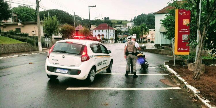 BM de Nova Roma do Sul flagra homem dirigindo no centro da cidade veículo sem ser devidamente habilitado