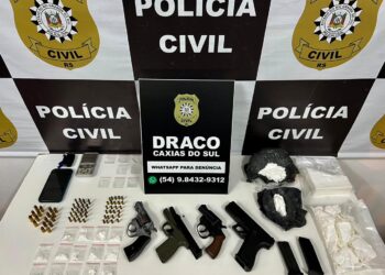 A polícia prendeu na noite nessa sexta-feira (24), um homem de 26 anos com duas armas e R$ 75 mil em Caxias do Sul