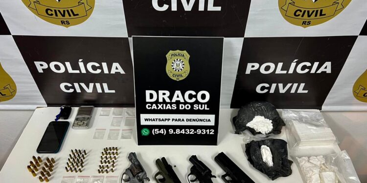 A polícia prendeu na noite nessa sexta-feira (24), um homem de 26 anos com duas armas e R$ 75 mil em Caxias do Sul