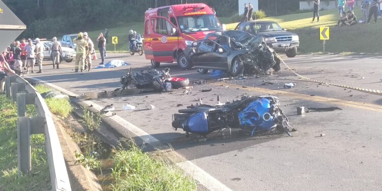 Homem que havia se ferido gravemente no acidente de ontem, entre um carro e duas motocicletas, acabou morrendo no hospital