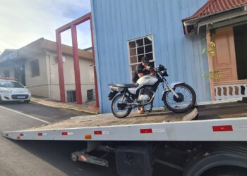 Jovem de 20 anos é pego pela BM com drogas e conduzindo motocicleta sem CNH em Nova Roma do Sul
