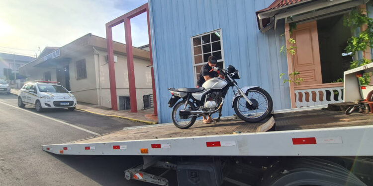 Jovem de 20 anos é pego pela BM com drogas e conduzindo motocicleta sem CNH em Nova Roma do Sul