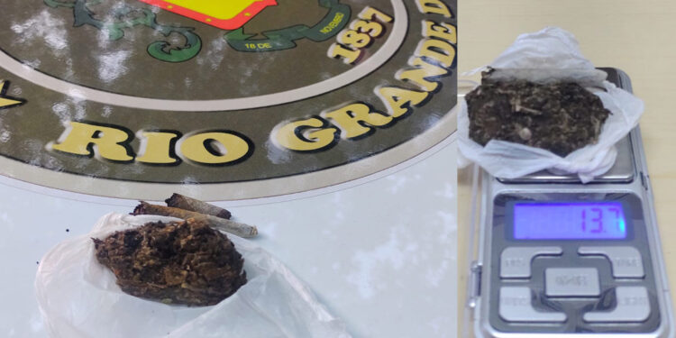 Homem de 26 anos é pego pela BM com drogas dentro do veículo em Nova Roma do Sul