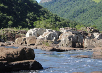 Bombeiros de Farroupilha seguem com buscas por homem desaparecido no Cachoeirão de Nova Roma do Sul