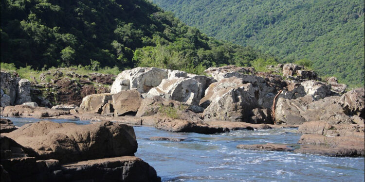 Buscas ao rapaz que desapareceu no cachoeirão em Nova Roma do Sul, segue pelo quarto dia