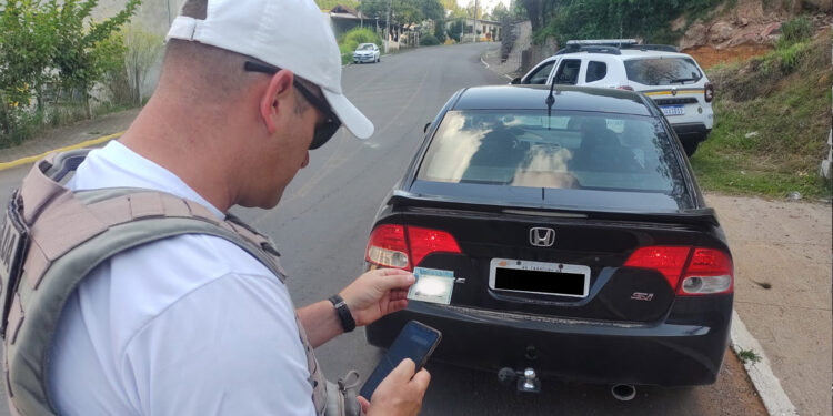 Homem de 47 anos é pego pela BM dirigindo com CNH vencida no centro de Nova Roma do Sul