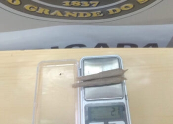 Homem com vários antecedentes é pego pela BM com droga e IPVA vencido em Nova Roma do Sul