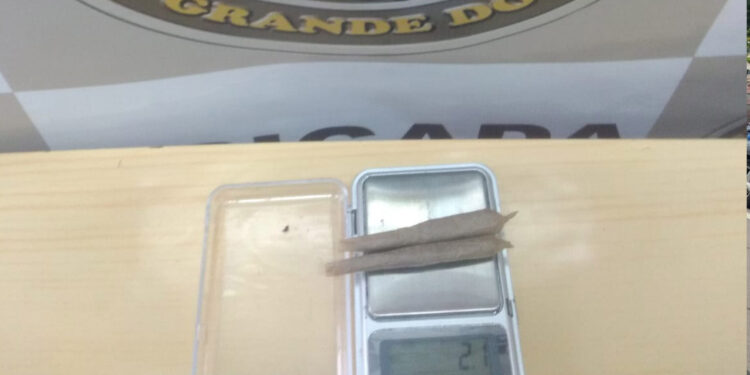 Homem com vários antecedentes é pego pela BM com droga e IPVA vencido em Nova Roma do Sul