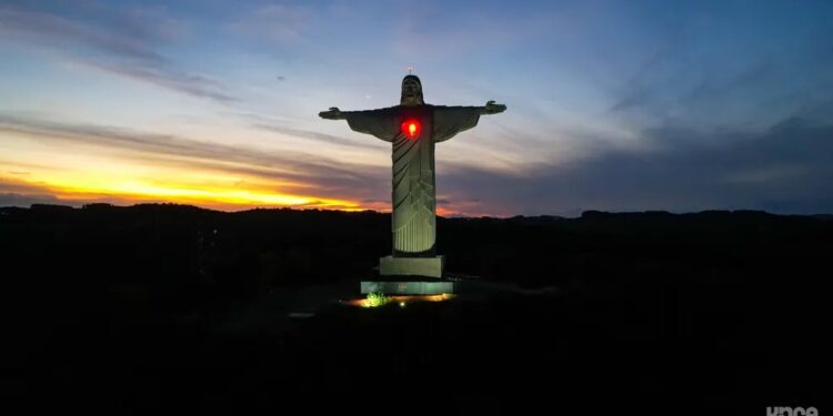 Grupo que percorreu 100 km a pé durante feriado de Carnaval chega ao Cristo Protetor, em Encantado