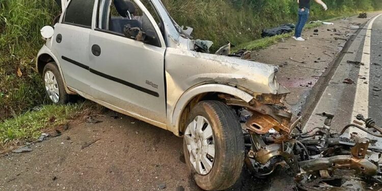 Colisão entre carro e caminhão deixa um morto e um ferido no norte do estado