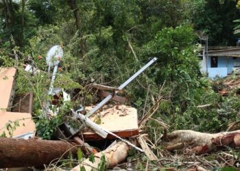 Sobe para 54 número de mortos após chuvas no litoral norte paulista