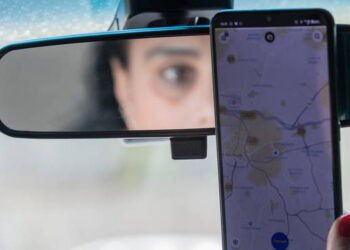 Passageira usa muleta para ajudar motorista a se livrar de assaltante que fingiu ser vendedor de bala