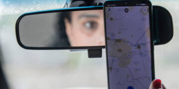 Passageira usa muleta para ajudar motorista a se livrar de assaltante que fingiu ser vendedor de bala
