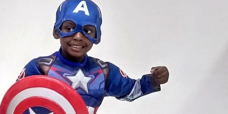 ‘Vou carregar essa culpa pro resto da vida’, diz mãe de menino que morreu ao cair de prédio no Rio