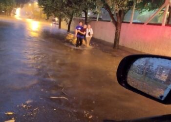 Três pessoas são retiradas de carro, após o mesmo ficar submerso devido a uma forte enxurrada em Lajeado
