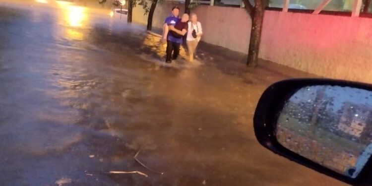 Três pessoas são retiradas de carro, após o mesmo ficar submerso devido a uma forte enxurrada em Lajeado