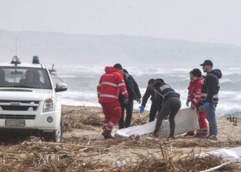Salta para 59 o número de migrantes mortos após barco afundar no sul da Itália