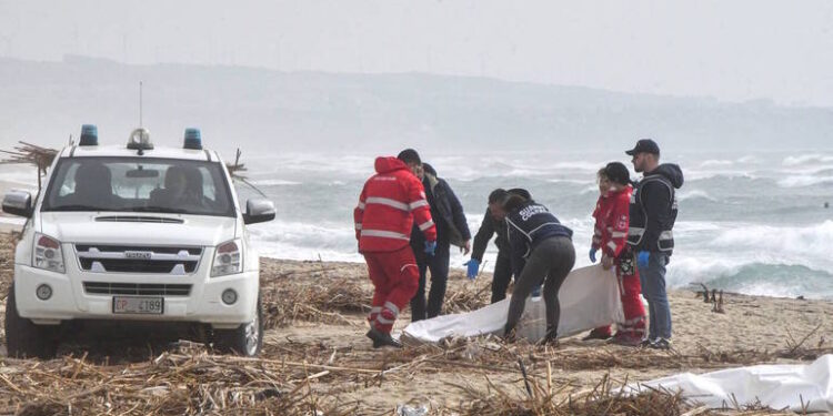 Salta para 59 o número de migrantes mortos após barco afundar no sul da Itália