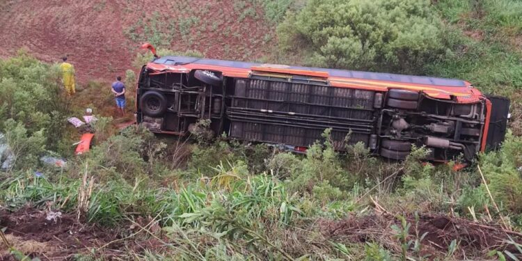 Ônibus de excursão tomba e 35 passageiros ficam feridos em acidente na ERS-342, em Cruz Alta