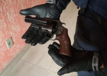 Adolescente é apreendido com arma após planejar crime em escola