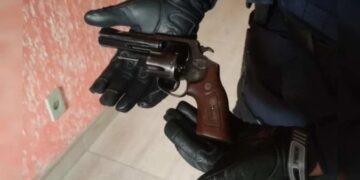 Adolescente é apreendido com arma após planejar crime em escola