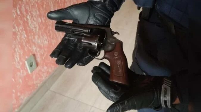 Adolescente é apreendido com arma após planejar crime em escola