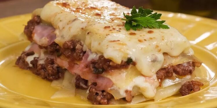 Lasanha à bolonhesa com molho branco